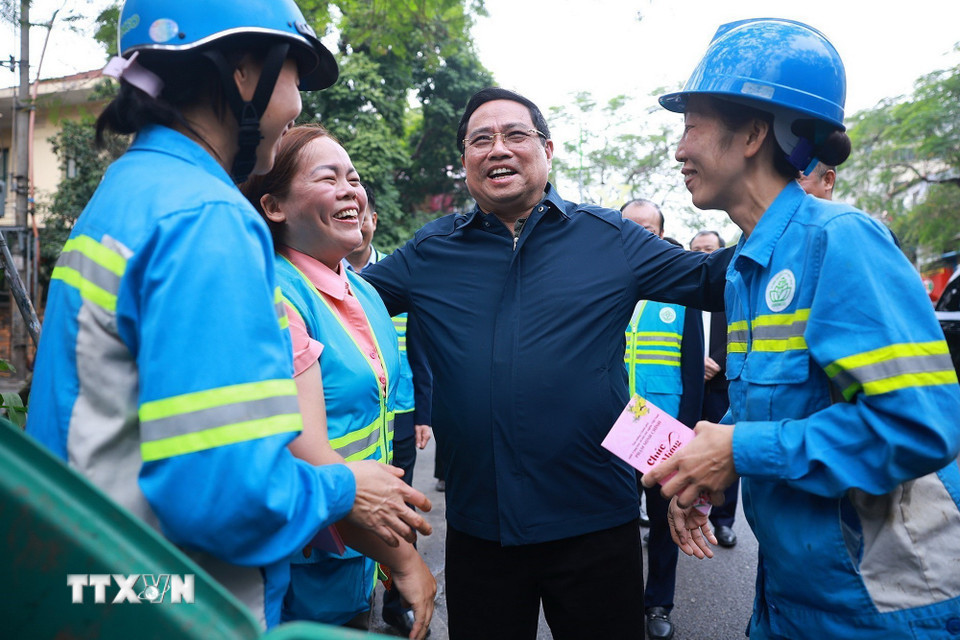 Thủ tướng Phạm Minh Chính thăm, chúc Tết công nhân đang thu gom, vận chuyển, xử lý rác thải khu vực Yên Thế -Nguyễn Thái Học. (Ảnh: Dương Giang/TTXVN)