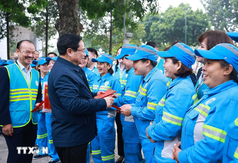 Thủ tướng Phạm Minh Chính thăm, chúc Tết và giao nhiệm vụ cho công nhân vệ sinh môi trường tại Hà Nội. (Ảnh: Dương Giang/TTXVN)