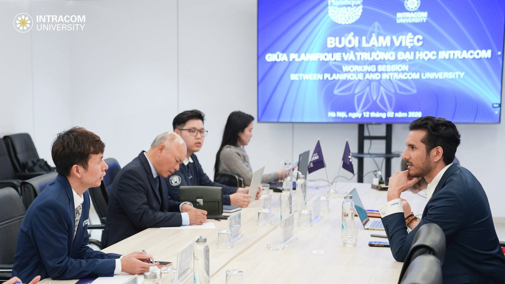 ong-paul-dao-dong-sang-lap-tap-doan-planifique-trao-doi-voi-ts.-nguyen-quoc-tu-pho-hieu-truong-truong-dai-hoc-intracom-trong-buoi-lam-viec.jpg