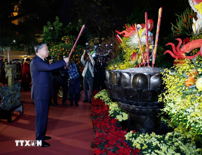 Tối 16/2/2026 (29 tháng Chạp), Tổng Bí thư Tô Lâm đến dâng hương tại tượng đài Vua Lý Thái Tổ ở vườn hoa Lý Thái Tổ, Hà Nội. (Ảnh: Thống Nhất/TTXVN) ttxvn-tong-bi-thu-to-lam-dang-huong-tai-tuong-dai-vua-ly-thai-to-1-resize.jpg