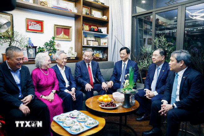 Tối 16/2/2026 (29 tháng Chạp), Tổng Bí thư Tô Lâm đến thăm, chúc Tết gia đình Giáo sư, Tiến sỹ, Nhà giáo Nhân dân Nguyễn Lân Dũng và Phó Giáo sư, Tiến sỹ, Thầy thuốc Nhân dân Nguyễn Kim Nữ Hiếu, nguyên Phó Giám đốc Bệnh viện Trung ương Quân đội 108, vừa được vinh danh là Công dân Thủ đô ưu tú năm 2025, tại phường Hai Bà Trưng, Hà Nội. (Ảnh: Thống Nhất/TTXVN) ttxvn-tong-bi-thu-tham-chuc-tet-gia-dinh-nha-giao-va-thay-thuoc-nhan-dan-1-resize.jpg