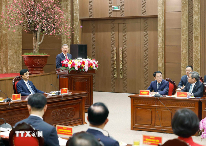 Tổng Bí thư Tô Lâm chúc Tết Đảng bộ, chính quyền và Nhân dân Thủ đô Hà Nội. (Ảnh: Thống Nhất/TTXVN) ttxvn-tong-bi-thu-tham-chuc-tet-dang-bo-chinh-quyen-va-nhan-dan-ha-noi-2.jpg