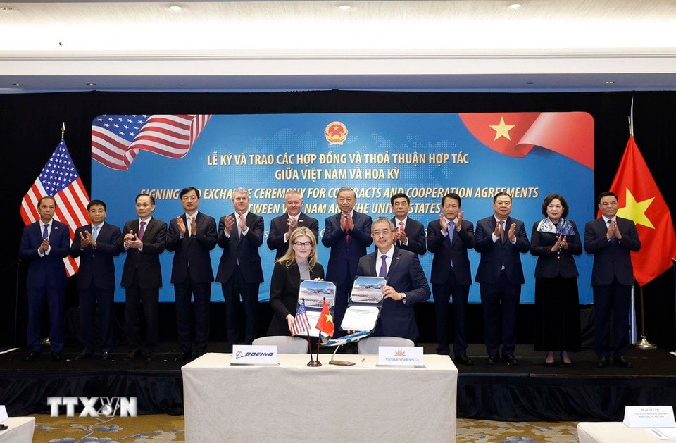 Tổng Bí thư Tô Lâm chứng kiến lễ ký Hợp đồng mua 50 máy bay Boeing 737 MAX giữa Tổng công ty hàng không Việt Nam (Vietnam Airlines) và Tập đoàn Boeing. (Ảnh: Thống Nhất/TTXVN)