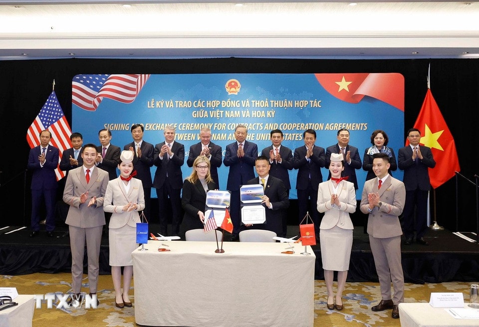 Tổng Bí thư Tô Lâm chứng kiến lễ ký Hợp đồng mua 40 máy bay Boeing 787-9 Dreamliner kèm quyền mua bổ sung 20 máy bay giữa Hãng Hàng không Sun Phú Quốc Airways và Tập đoàn Boeing. (Ảnh: Thống Nhất/TTXVN)