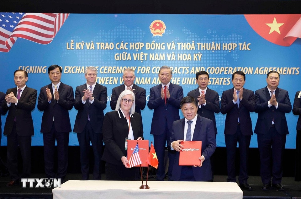 Tổng Bí thư Tô Lâm chứng kiến lễ trao Hợp đồng lựa chọn mua động cơ và dịch vụ bảo dưỡng giữa VietjetAir (Việt Nam) và Pratt & Whitney (Hoa Kỳ) cho 137 tàu bay với động cơ GTF. (Ảnh: Thống Nhất/TTXVN)