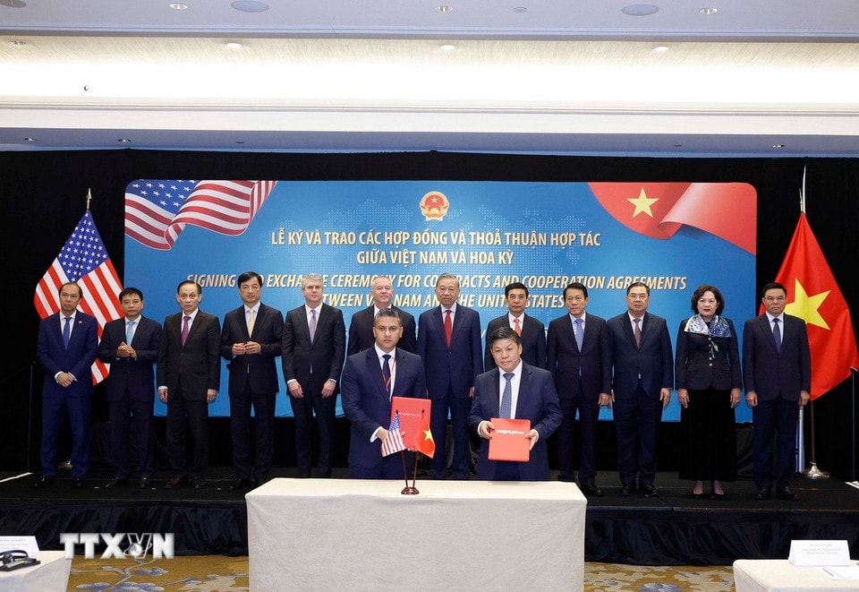 Tổng Bí thư Tô Lâm chứng kiến lễ trao Thoả thuận cung cấp tài chính tàu bay cho 6 tàu bay Boeing 737-8 giữa VietjetAir và Griffin Global Asset Management. (Ảnh: Thống Nhất/TTXVN)