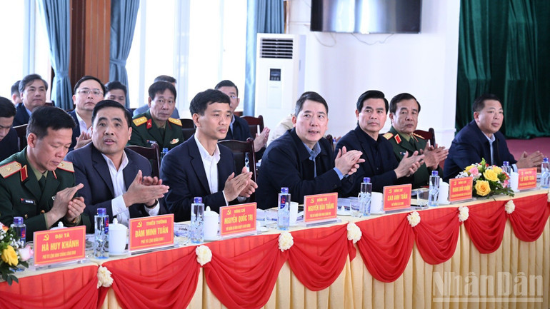 Lãnh đạo các bộ, ngành Trung ương tham dự cuộc họp. (Ảnh: Trần Hải) ndo_br_c6-5342.jpg