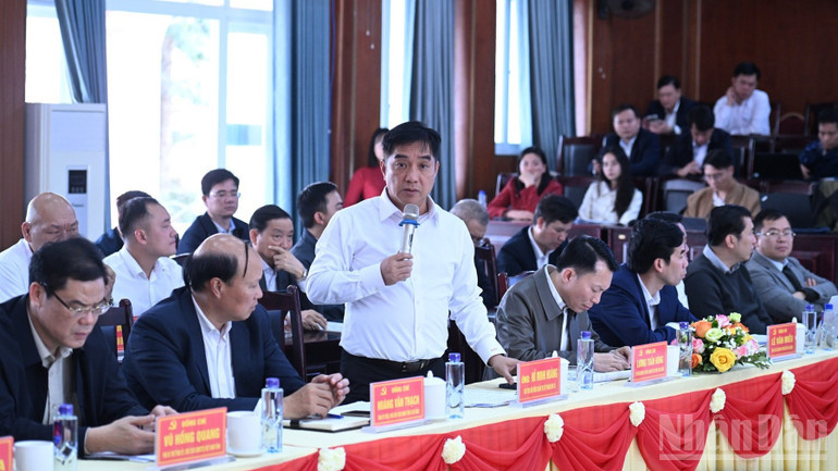 Lãnh đạo Tập đoàn Đèo Cả phát biểu ý kiến tại cuộc họp. (Ảnh: Trần Hải) Lãnh đạo Tập đoàn Đèo Cả phát biểu ý kiến tại cuộc họp. (Ảnh: Trần Hải)