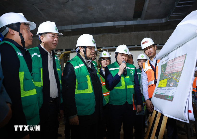 Thủ tướng Phạm Minh Chính kiểm tra tiến độ thi công Dự án tuyến đường sắt đô thị số 3, đoạn Nhổn-Ga Hà Nội. (Ảnh: Dương Giang/TTXVN)