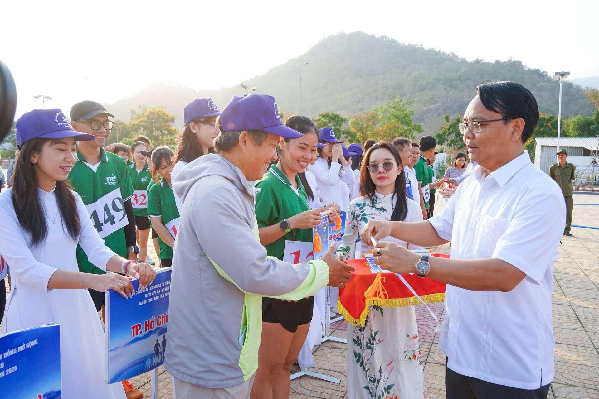 1-dong-chi-dang-hong-sy-pho-bi-thu-thuong-truc-tinh-uy-lam-dong-trao-co-luu-niem-cho-cac-don-vi-du-giai.jpeg