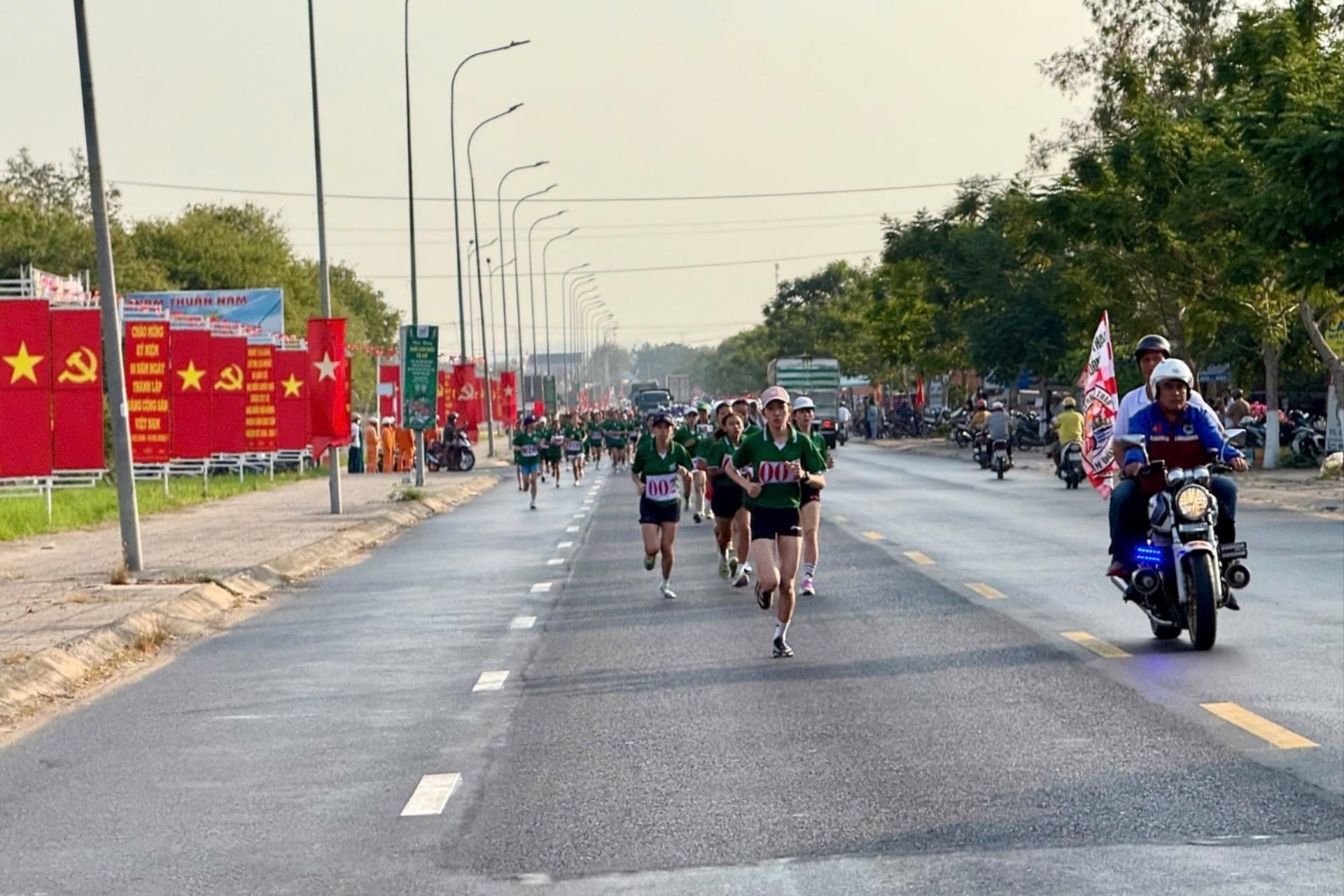3-cac-van-dong-vien-phai-trai-qua-gan-3.000m-viet-da-truoc-khi-buoc-vao-giai-doan-leo-nuivan-dong-vien-chinh-phuc-duong-dua-qua-cung-duong-nho-hep-de-ve-dich.jpeg
