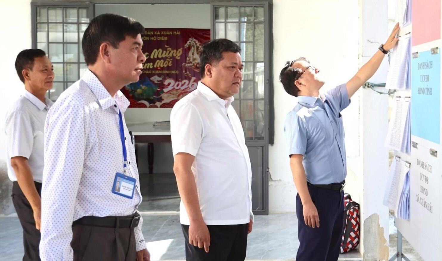 4-chu-tich-ubnd-tinh-tran-phong-kiem-tra-thuc-te-tai-1-don-vi-bau-cu-da-sua.jpg