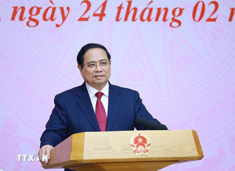 Thủ tướng Phạm Minh Chính chúc mừng các chuyên gia, nhà khoa học tiêu biểu trong lĩnh vực y tế. (Ảnh: Dương Giang/TTXVN)