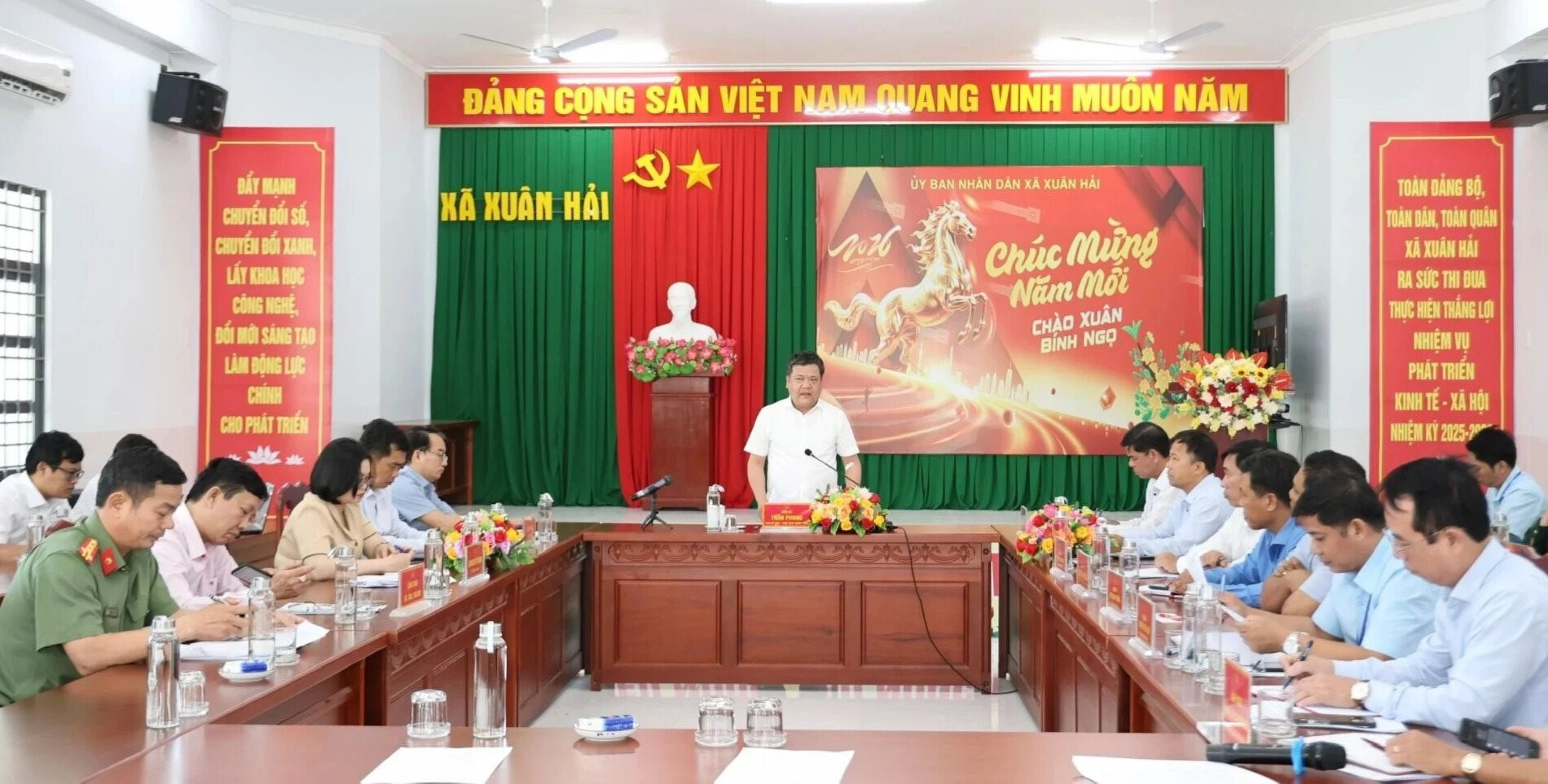 h1.-dong-chi-chu-tich-ubnd-tinh-kiem-tra-cong-tac-bau-cu-tai-xa-xuan-hai.jpg