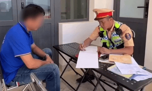 h2.-canh-sat-giao-thong-lap-bien-ban-xu-phat-tai-xe-xe-khach-giuong-nam-bien-so-79h-045.xx-vi-cho-qua-so-nguoi-quy-dinh.png