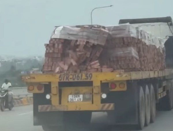 Xử phạt tài xế xe đầu kéo làm rơi vãi gạch sau tin báo qua Zalo