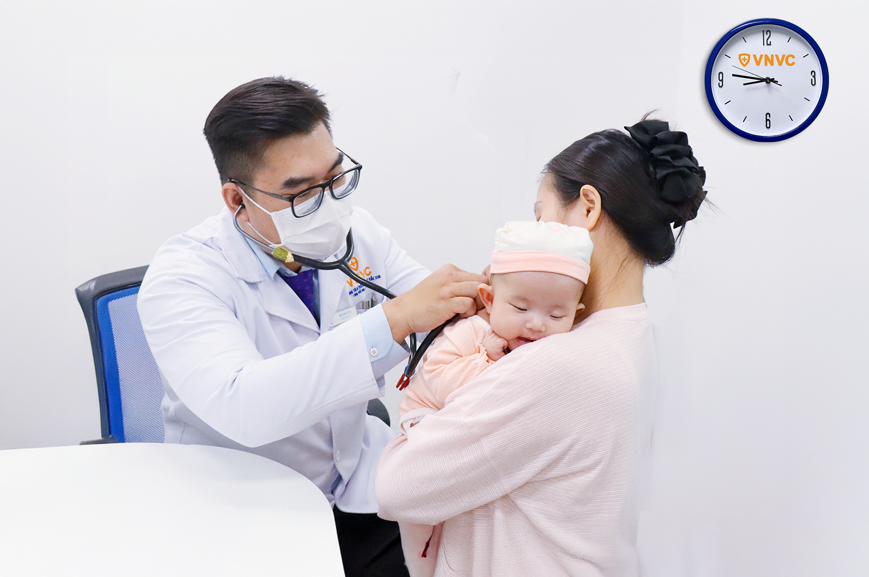 tre-kham-va-tiem-vaccine-tai-vnvc-7.png