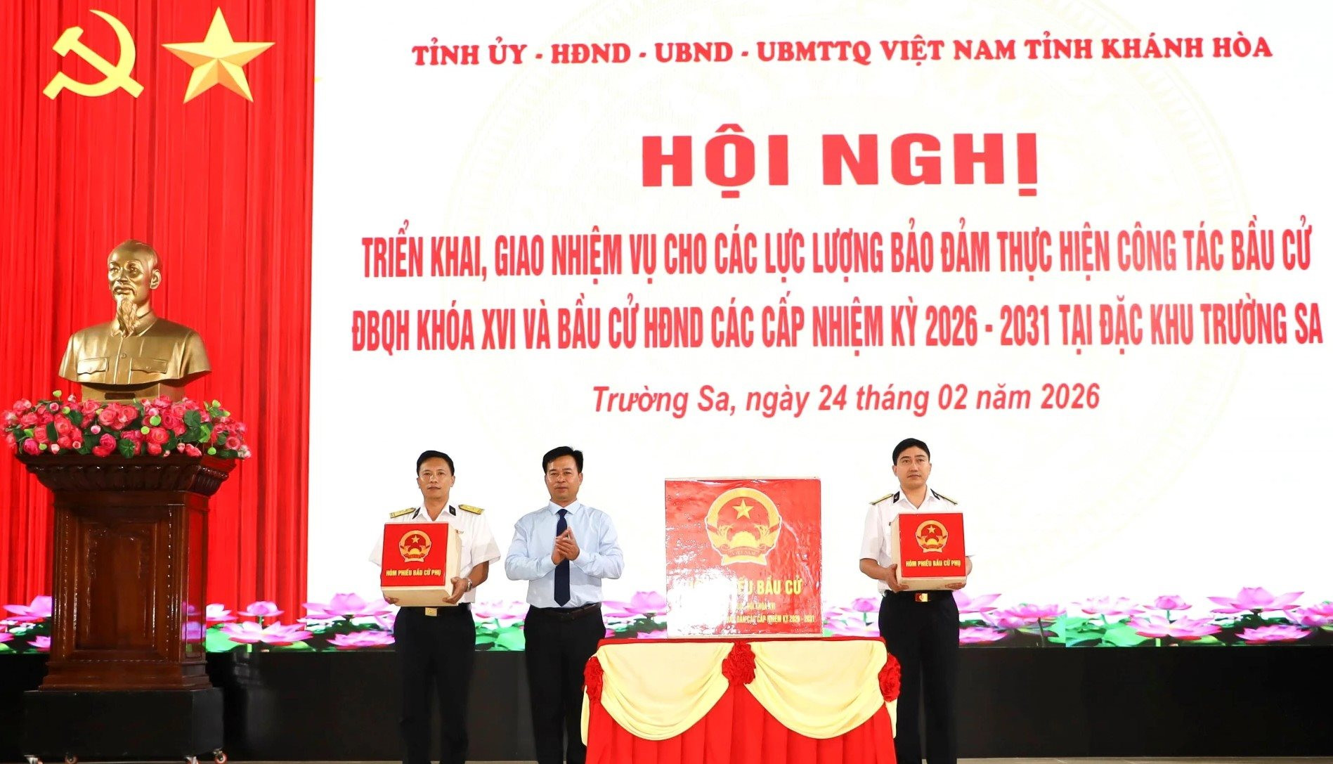 1-chu-tich-dac-khu-truong-sa-trao-thung-phieu-cho-cac-luc-luong-ra-dao-thuc-hien-nhiem-vu-bau-cu.jpg