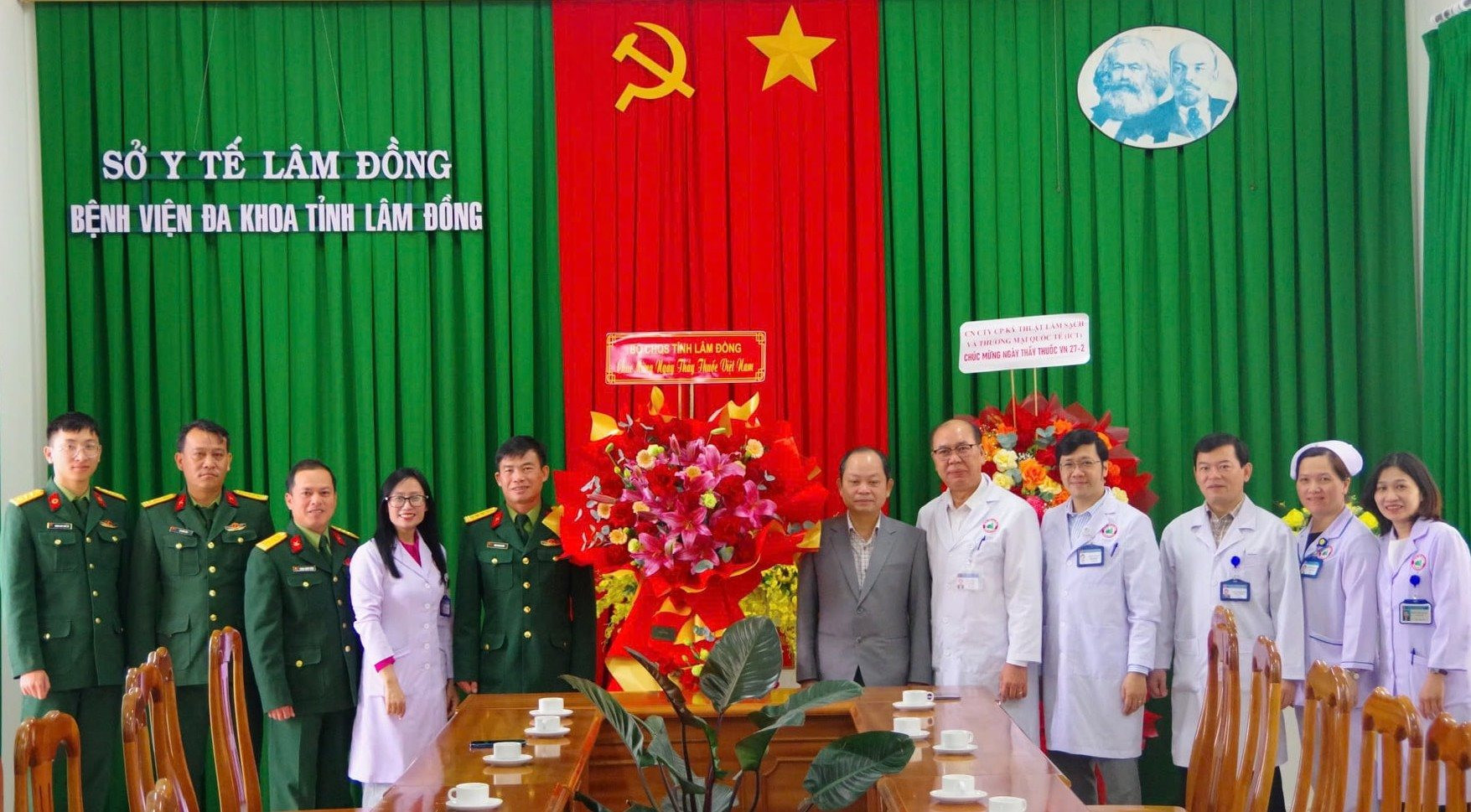 1-doan-cong-tac-cua-dai-ta-dam-quang-duc-pho-chi-huy-truong-bo-chqs-tinh-lam-truong-doan-tham-chuc-mung-tap-the-can-bo-y-bac-si-benh-vien-da-khoa-tinh-lam-dong.jpg