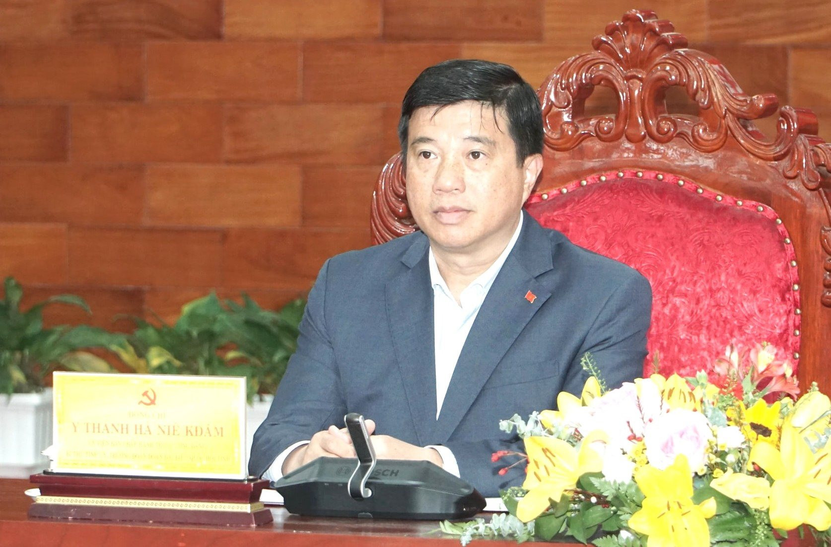 1-dong-chi-y-thanh-ha-nie-kdam-uy-vien-ban-chap-hanh-trung-uong-dang-bi-thu-tinh-uy-truong-doan-dbqh-tinh-lam-dong-chu-tri-hoi-nghi.jpg