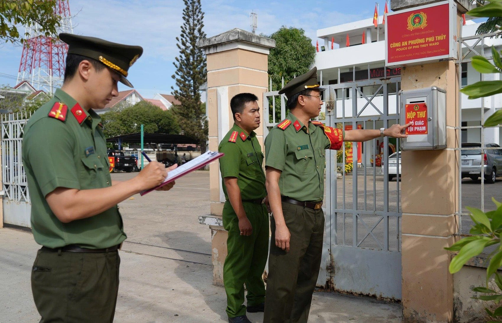 1-phong-cong-tac-chinh-tri-cong-an-tinh-kiem-tra-viec-trang-khi-khanh-tiet-bo-tri-hop-thu-to-giac-toi-pham.jpg