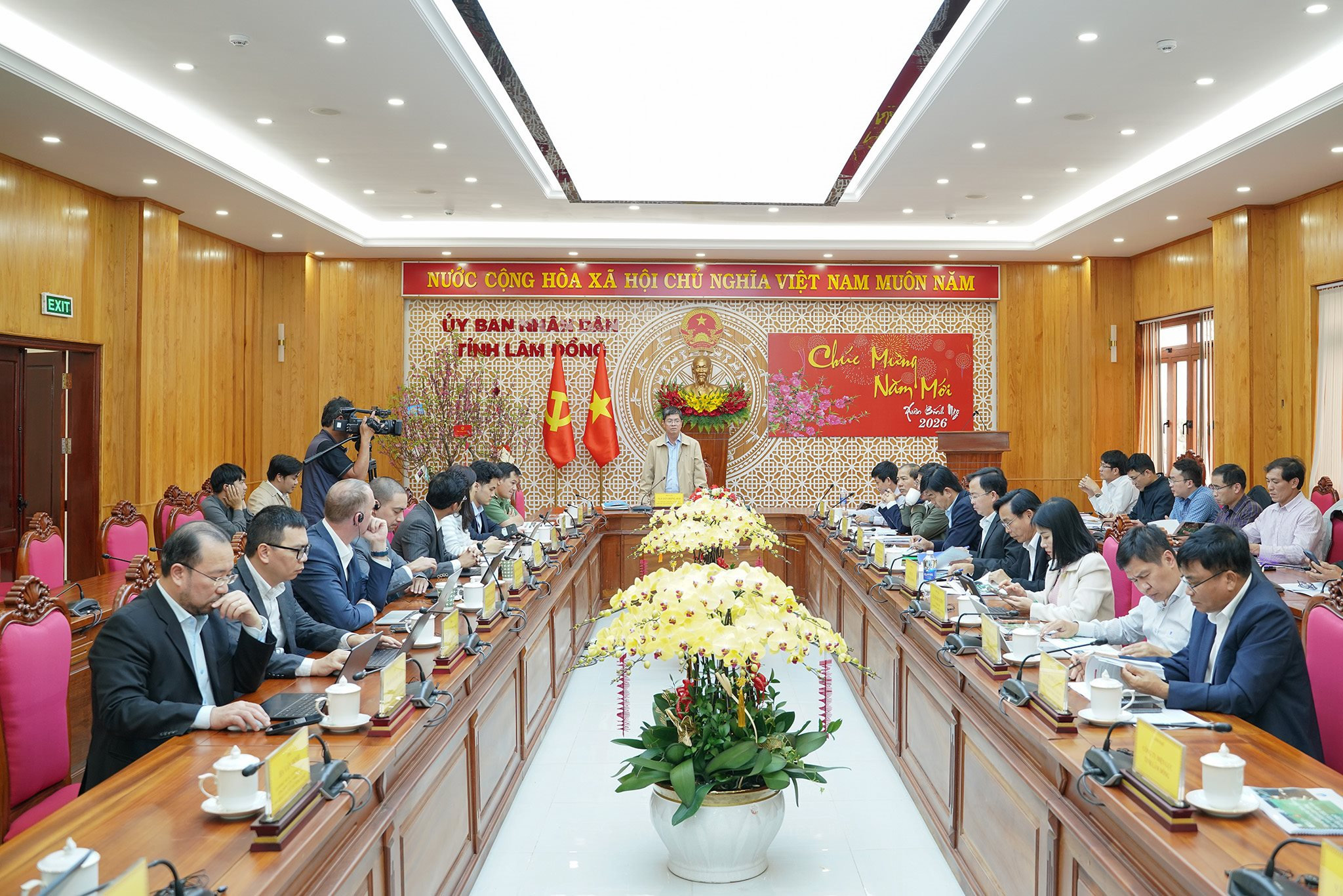 1-quang-canh-buoi-lam-viec.jpg