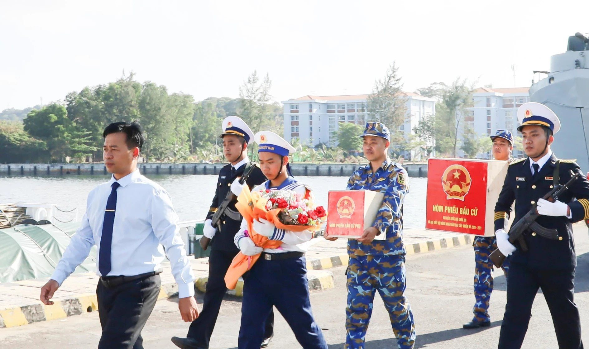 2-dua-thung-phieu-len-tau-ra-cac-dao-thuoc-dac-khu-truong-sa-de-thuc-hien-nhiem-vu-bau-cu-som.jpg