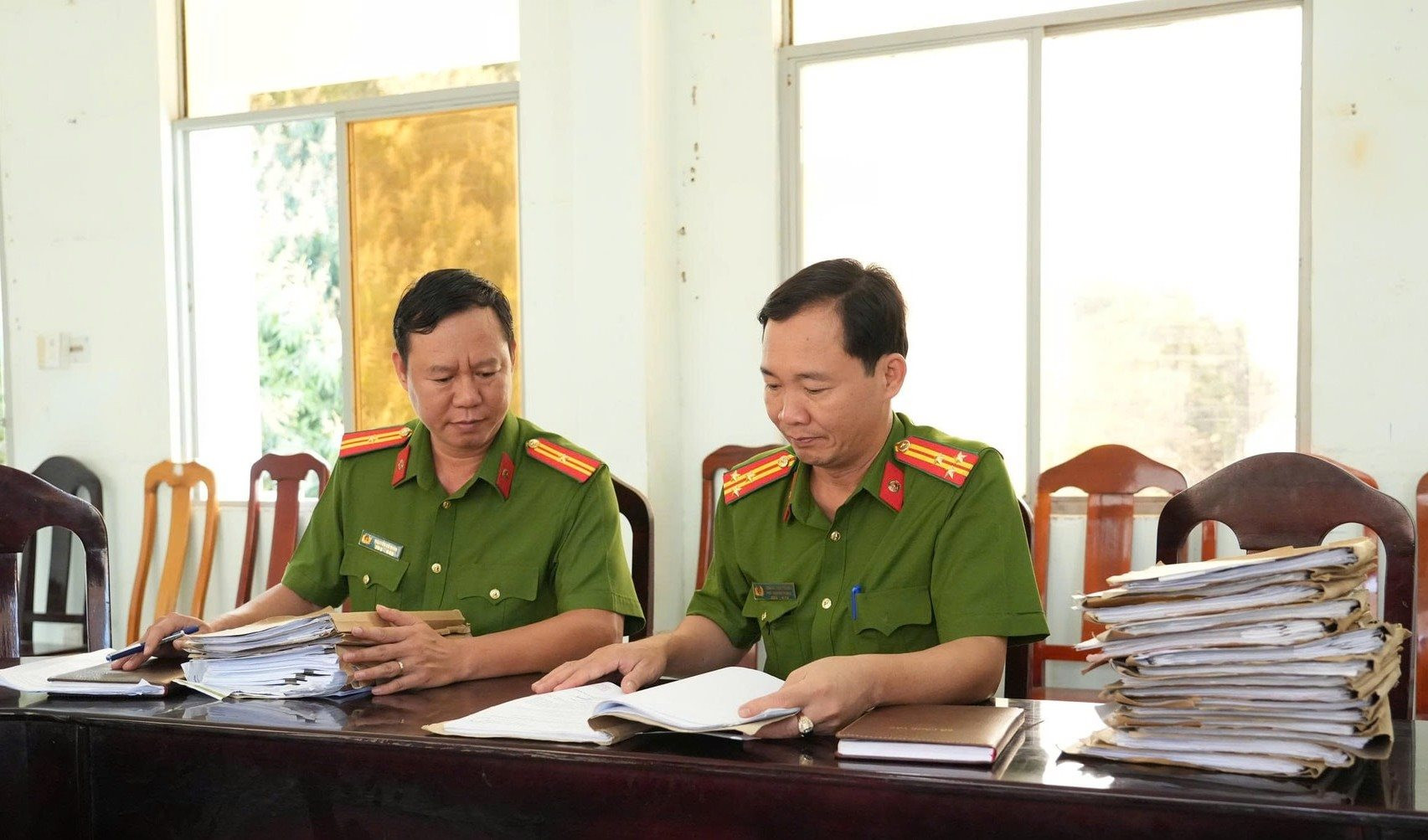 2-phong-canh-sat-hinh-su-cong-an-tinh-kiem-tra-ho-so-lien-quan-linh-vuc-cong-tac..jpg