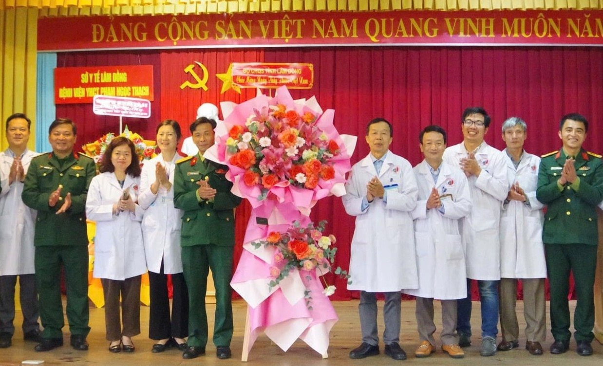 3-doan-cong-tac-do-dai-ta-nguyen-thanh-quang-pho-chinh-uy-bo-chqs-tinh-tham-chuc-mung-can-bo-nhan-vien-benh-vien-y-hoc-co-truyen-pham-ngoc-thach.jpg
