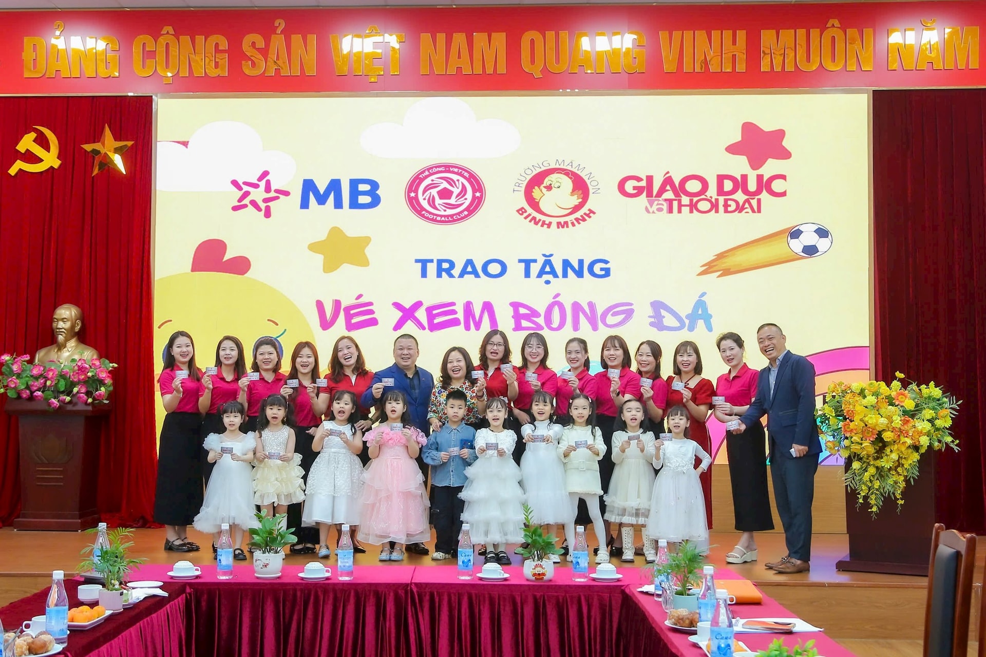 MB và Thể Công - Viettel kết nối đam mê bóng đá với học sinh