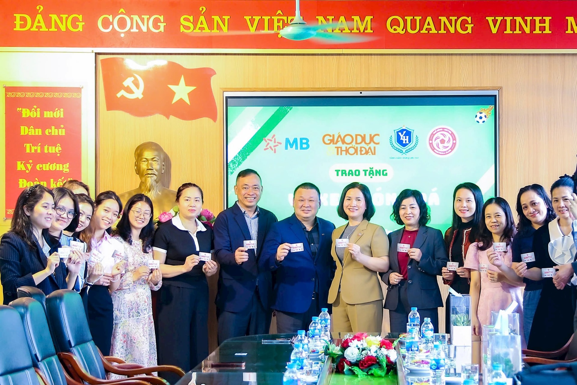 gen-h-mb-trao-tang-ve-xem-da-bong-cho-hoc-sinh.jpg