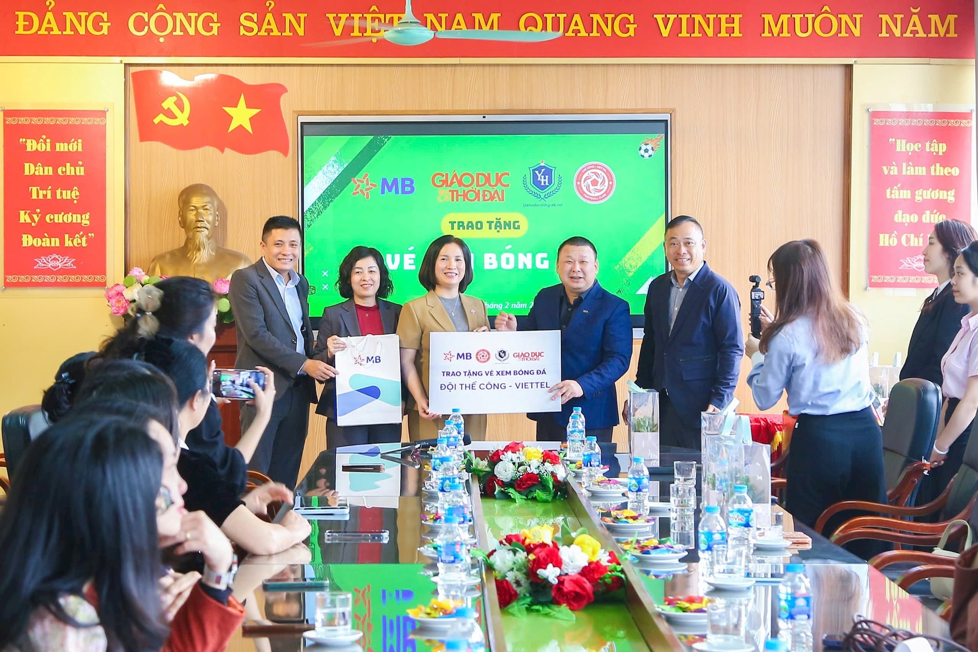 gen-h-mb-viettel-trao-tang-ve-xem-da-bong-cho-hoc-sinh.jpg