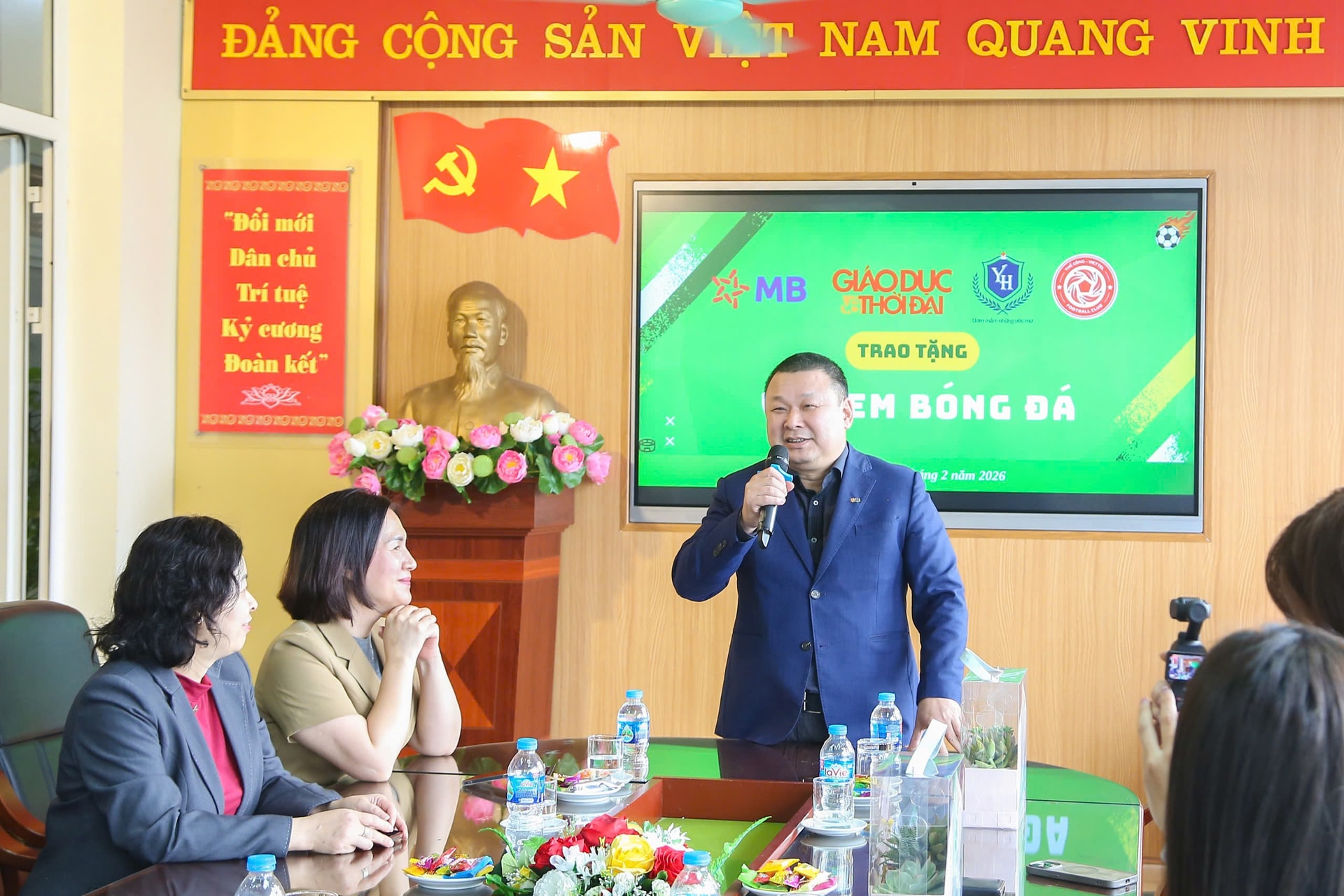gen-h-ong-chu-hai-cong-mb-bank-phat-bieu-tai-buoi-trao-tang-ve-xem-bong-da-tai-truong-hoc.jpg