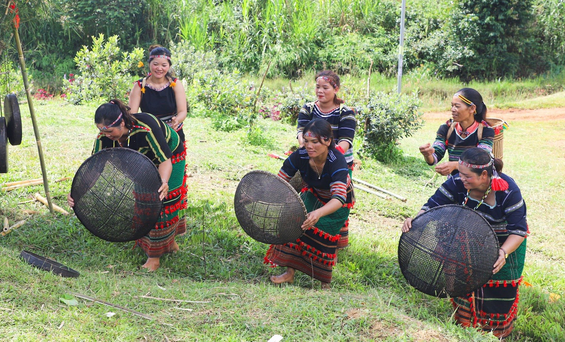 1-dieu-mua-mo-phong-hoat-dong-bat-ca-lao-dong-san-xuat-va-the-hien-su-kheo-leo-cua-nguoi-ma.jpg