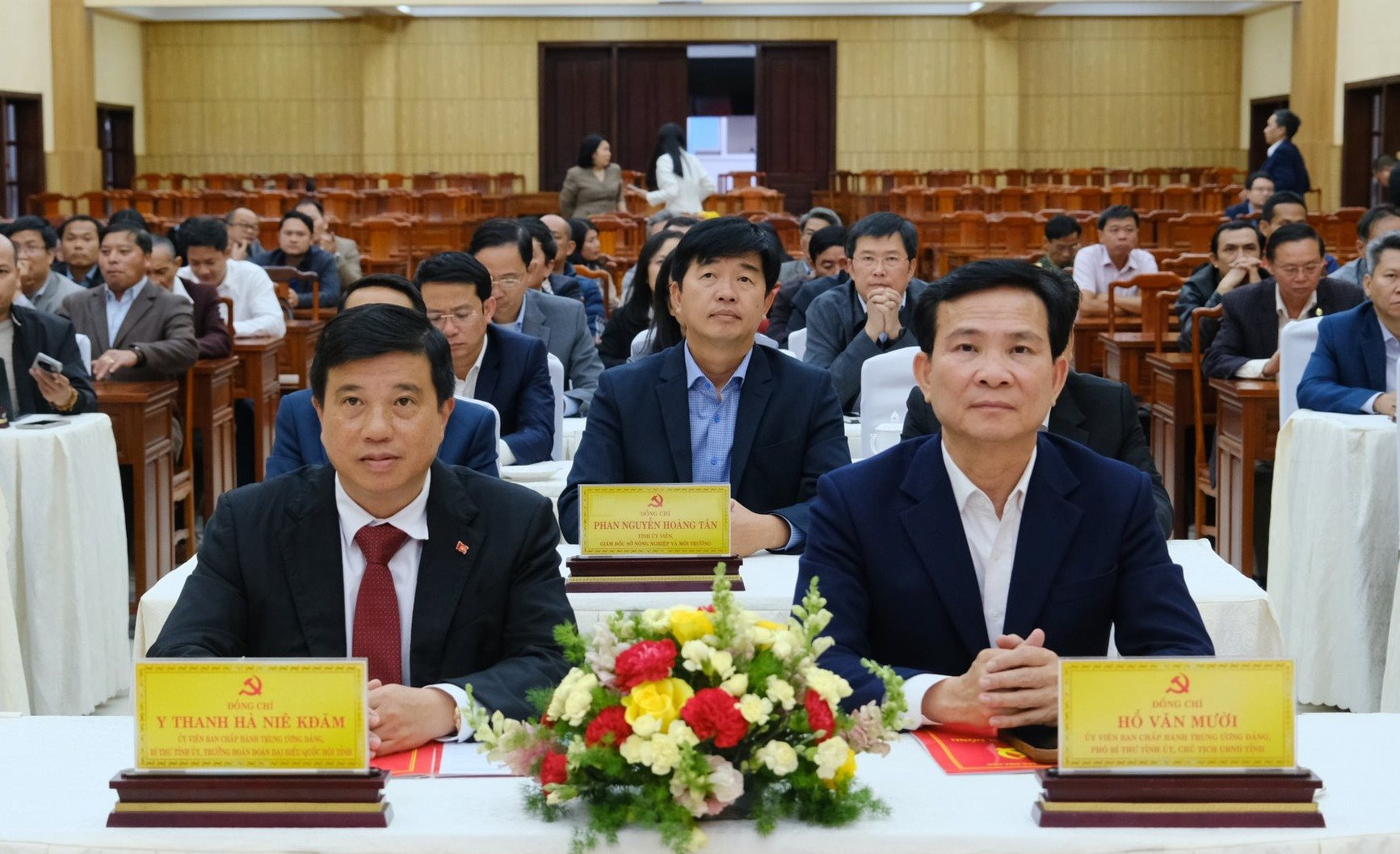 1-dong-chi-y-thanh-ha-nie-kdam-uy-vien-bch-tw-dang-bi-thu-tinh-uy-va-dong-chi-ho-van-muoi-uy-vien-bch-tw-dang-pho-bi-thu-tinh-uy-chu-tich-ubnd-tinh-du-buoi-gap-mat..jpg