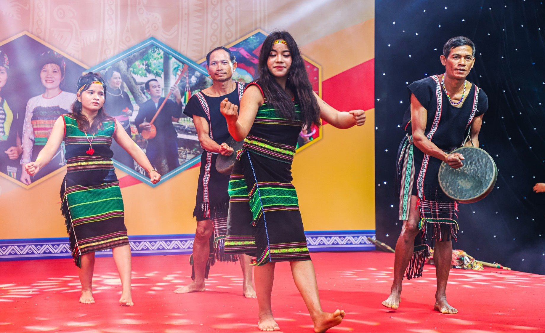 2-giua-nhung-thanh-am-cua-tieng-chieng-ron-ra-nhung-co-gai-m-nong-nhip-nhang-uyen-chuyen-giua-cac-dong-tac-cua-tay-va-chan.jpg