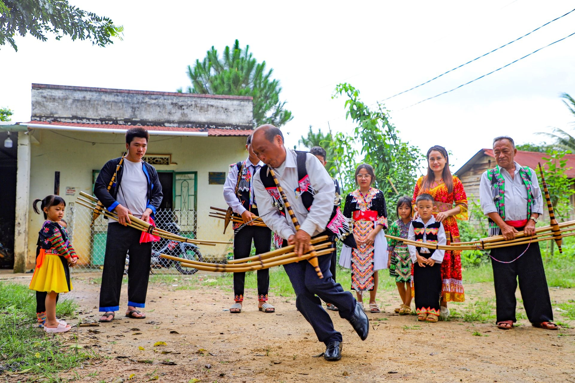 4-mua-khen-niem-tu-hao-trong-doi-song-van-hoa-nguoi-mong-voi-nhung-dong-tac-uyen-chuyen-nhung-khong-kem-phan-manh-me.jpg