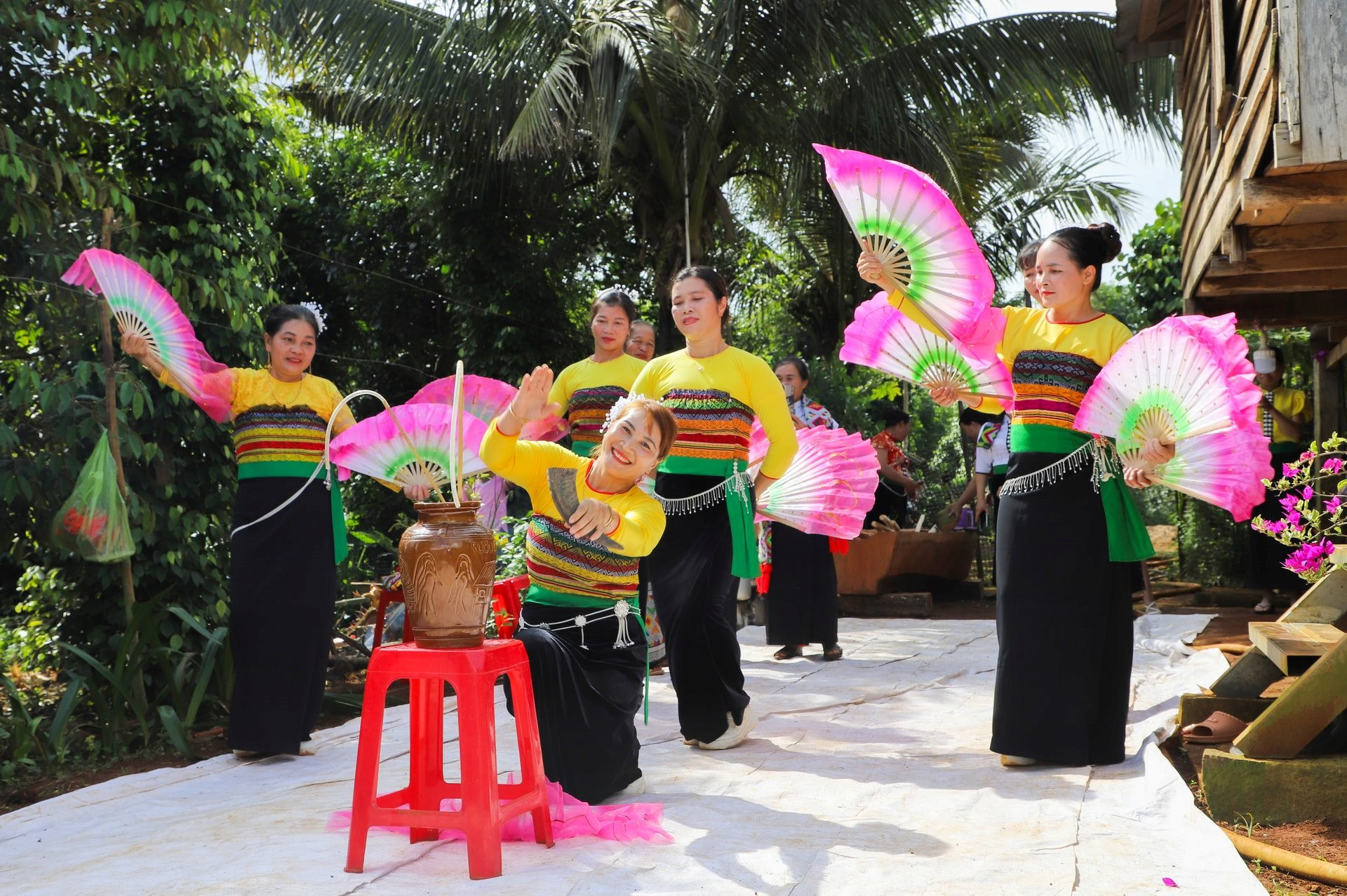 5-dieu-mua-moi-ruou-the-hien-su-hieu-khach-cua-nguoi-thai(1).jpg