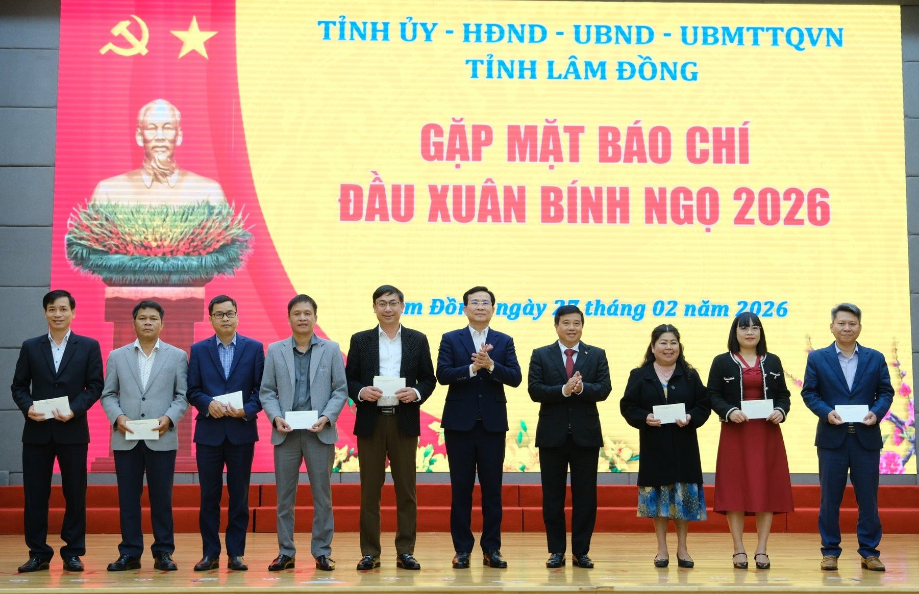 5-lanh-dao-tinh-uy-lam-dong-tang-qua-cho-cac-nha-bao-tham-du-buoi-gap-mat.jpg