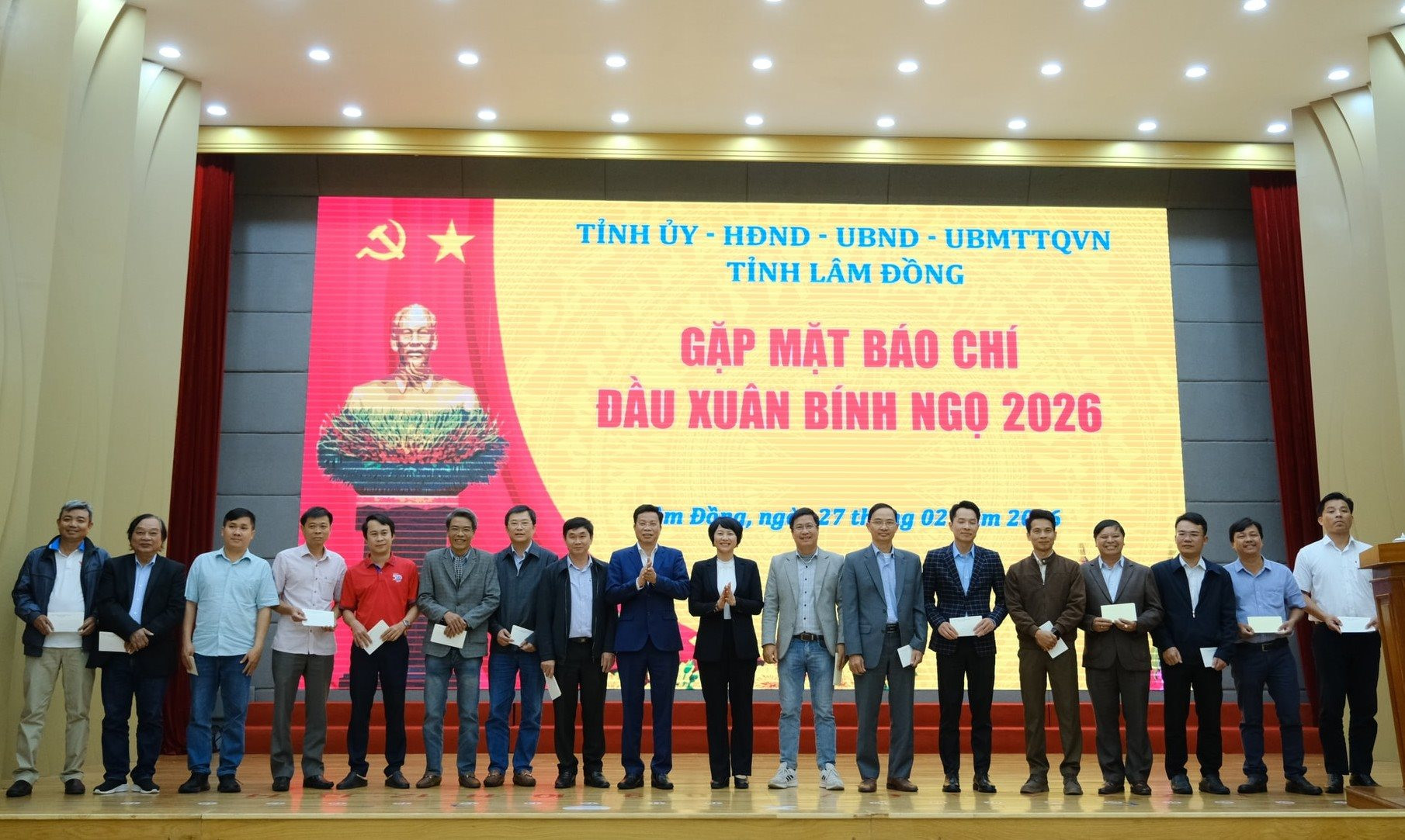 6-lanh-dao-tinh-uy-lam-dong-tang-qua-cho-cac-nha-bao-tham-du-buoi-gap-mat.jpg