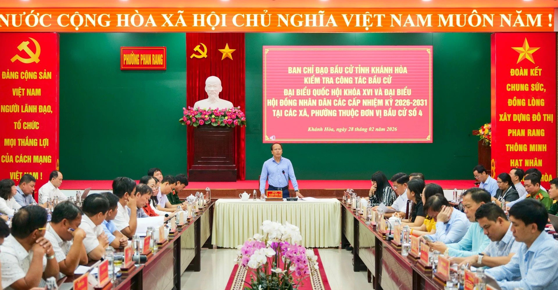 1-quang-canh-buoi-lam-viec.jpg
