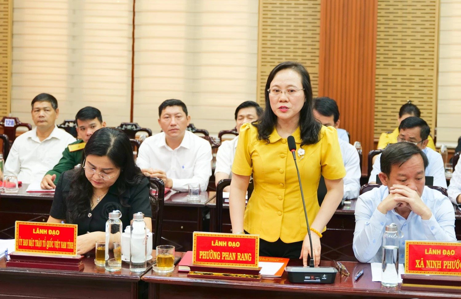 2-lanh-dao-phuong-phan-rang-phat-bieu-tai-buoi-lam-viec.jpg