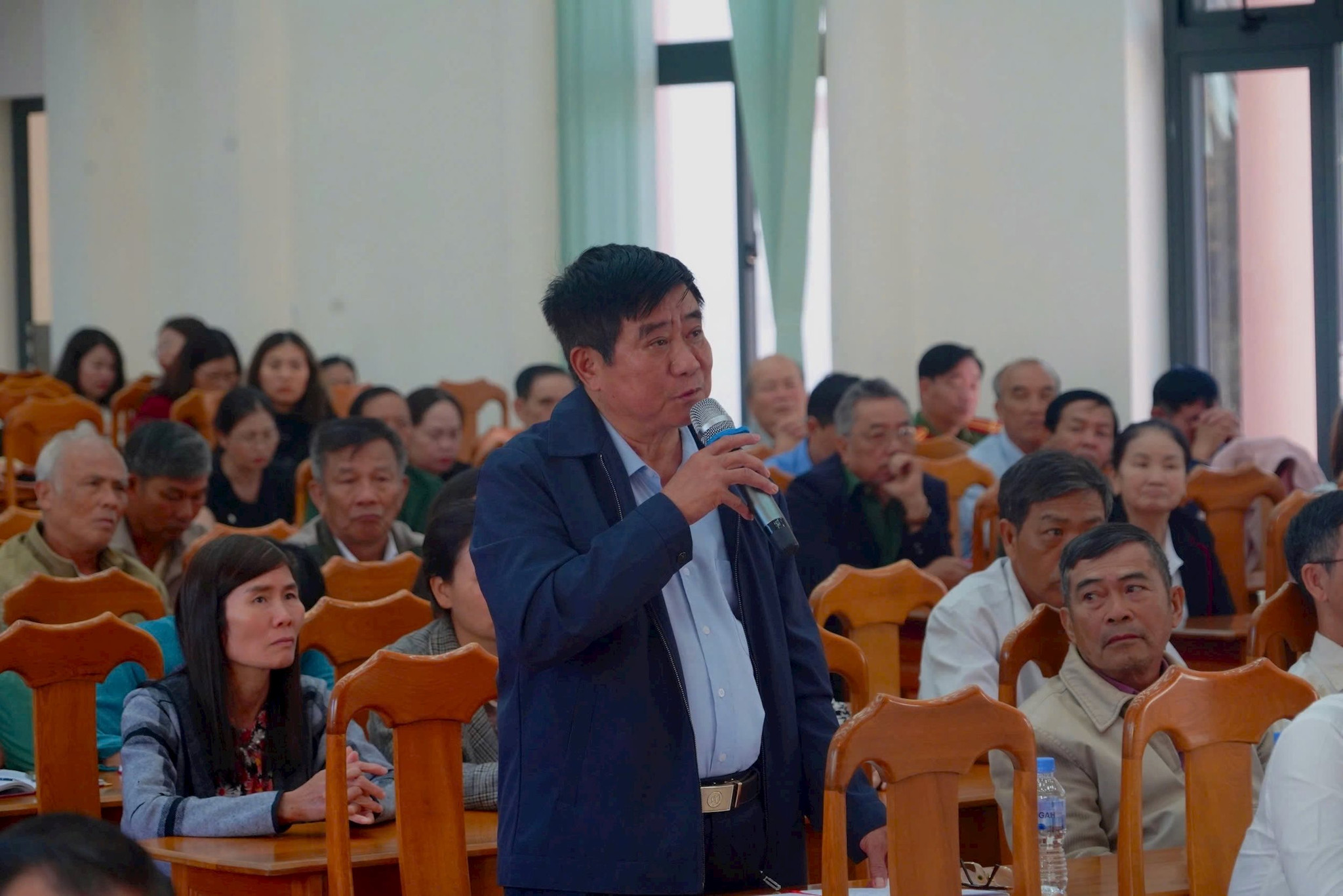 dai-dien-cu-tri-phat-bieu-tai-hoi-nghi2.jpg