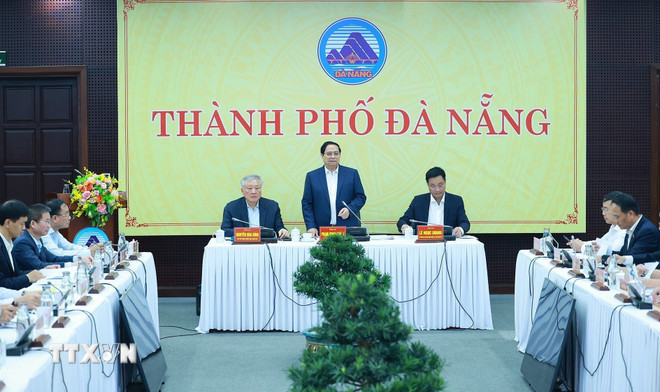 ttxvn-thu-tuong-lam-viec-voi-ban-thuong-vu-thanh-uy-da-nang-8612805-2.jpg