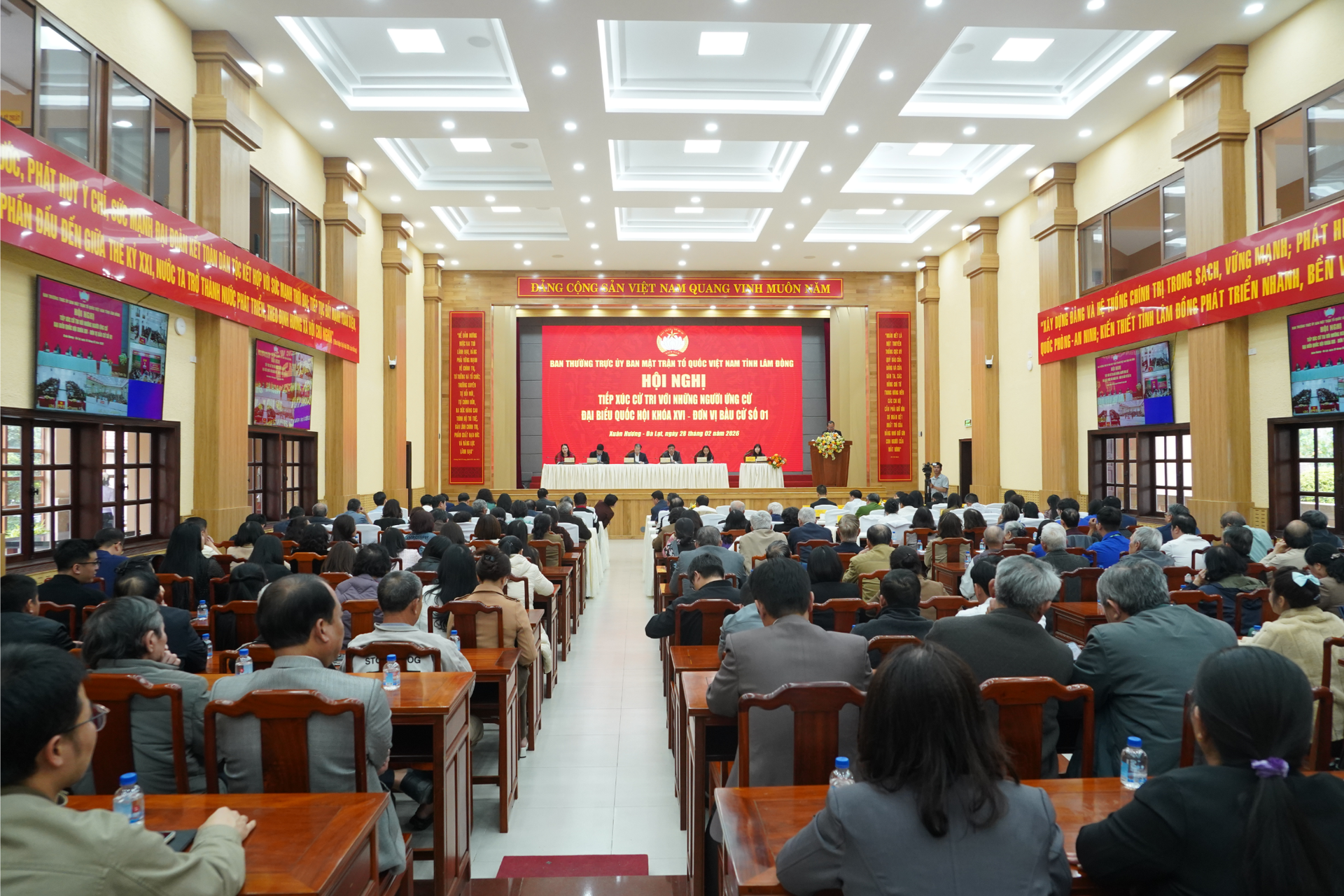 quang-canh-hoi-nghi-2...png