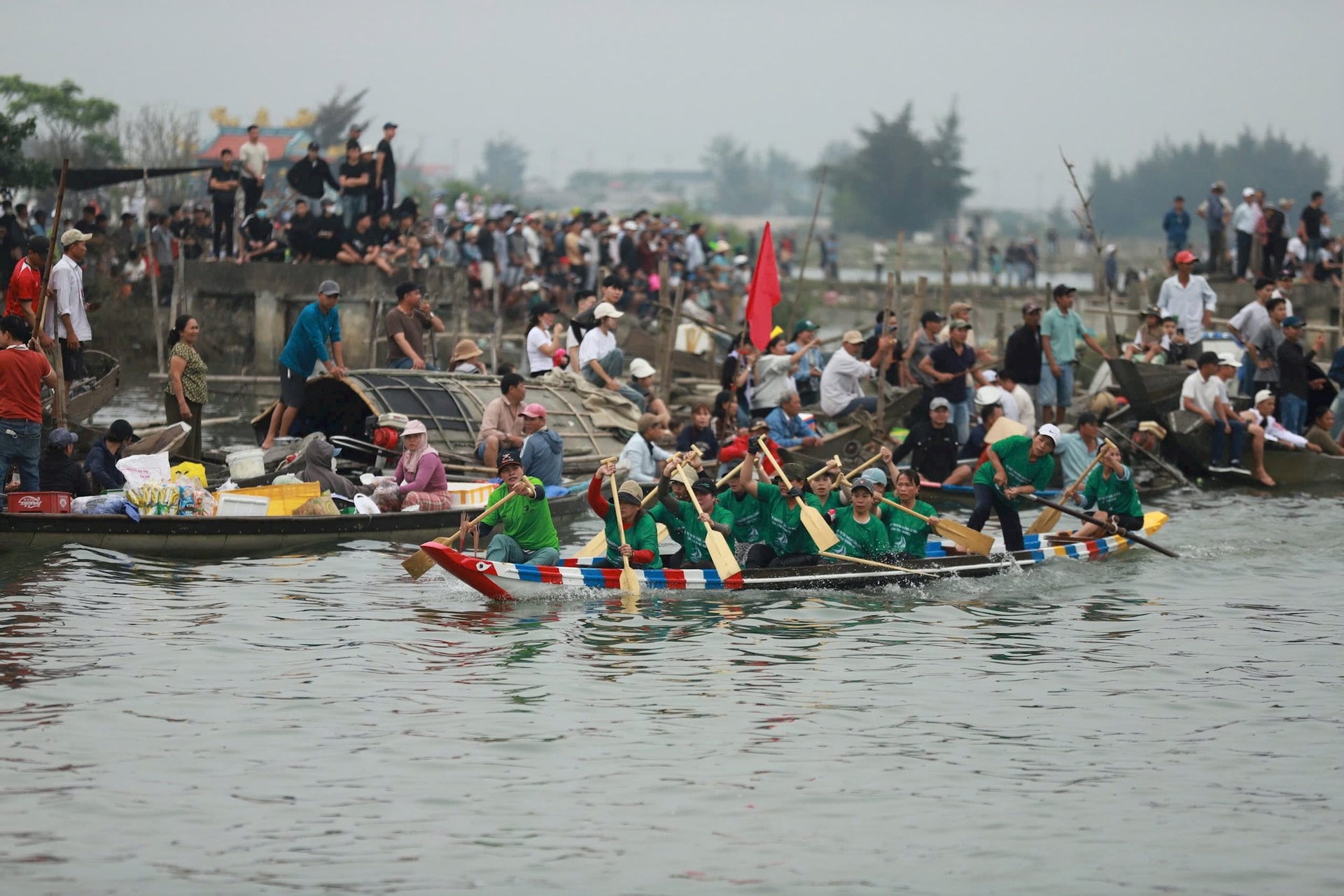 Hai mẹ con tử vong thương tâm trong vụ chìm thuyền tại phường Thuận An