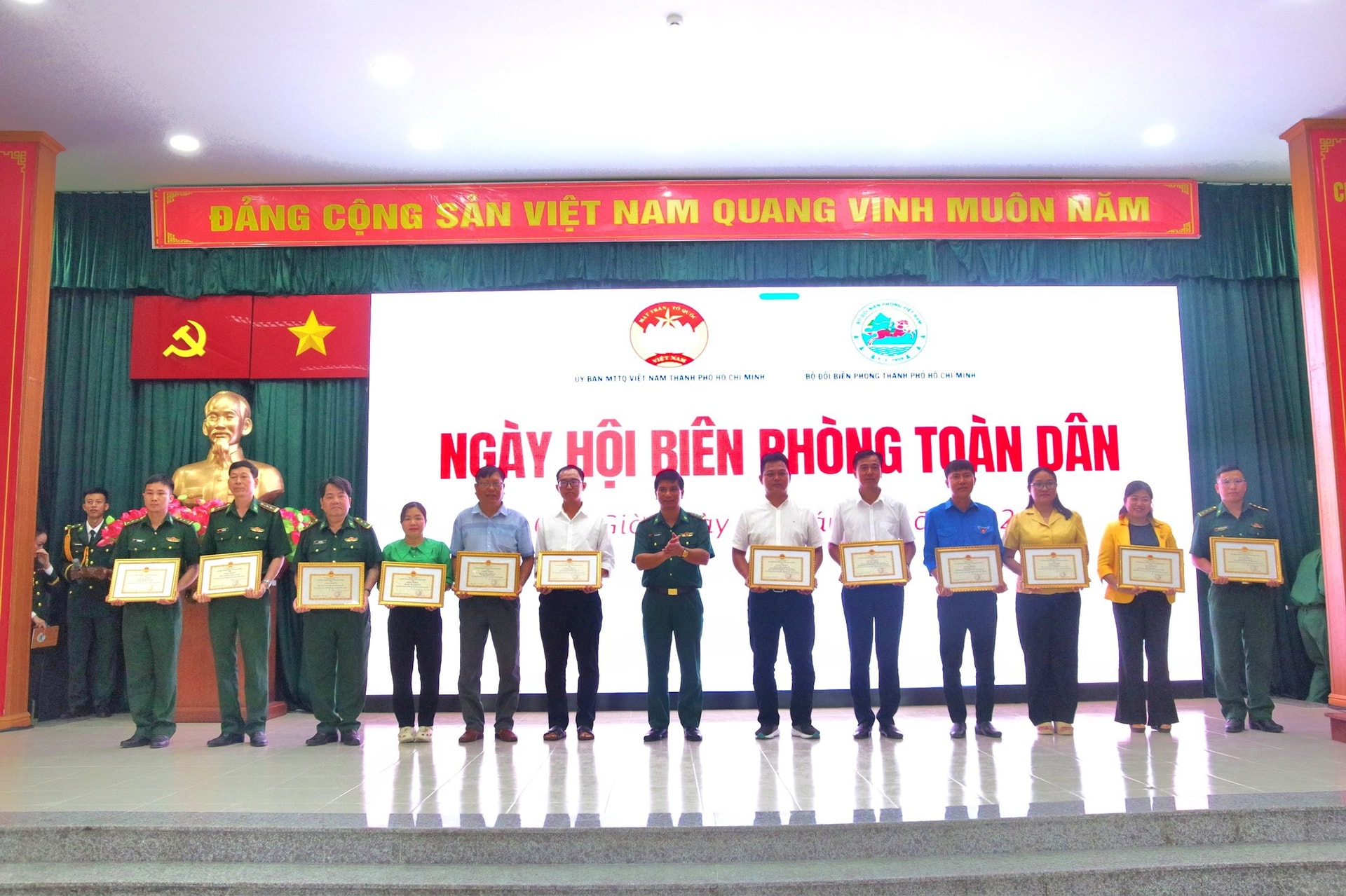 7.-tang-giay-khen.jpg