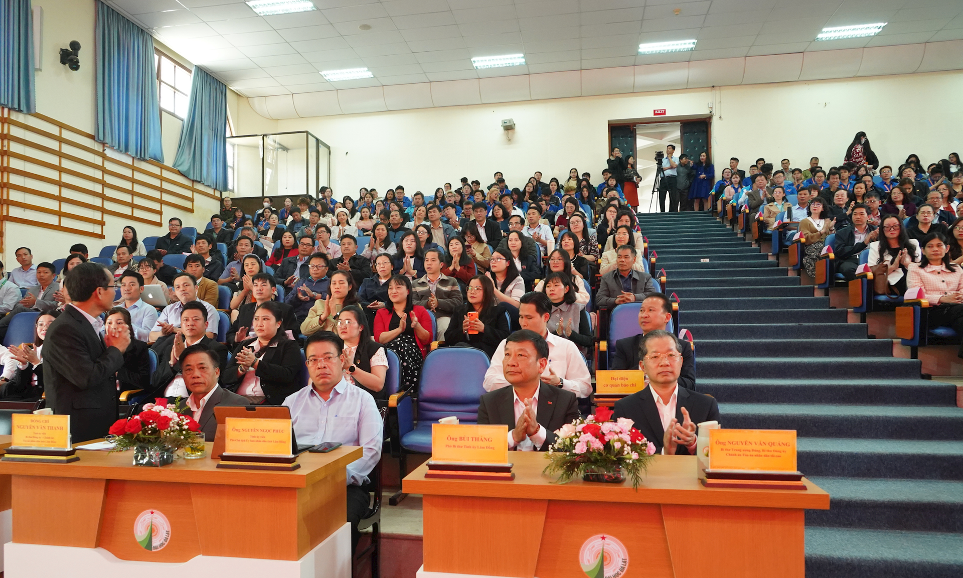 ca-cung-cac-dong-chi-lanh-dao-ban-nganh.png
