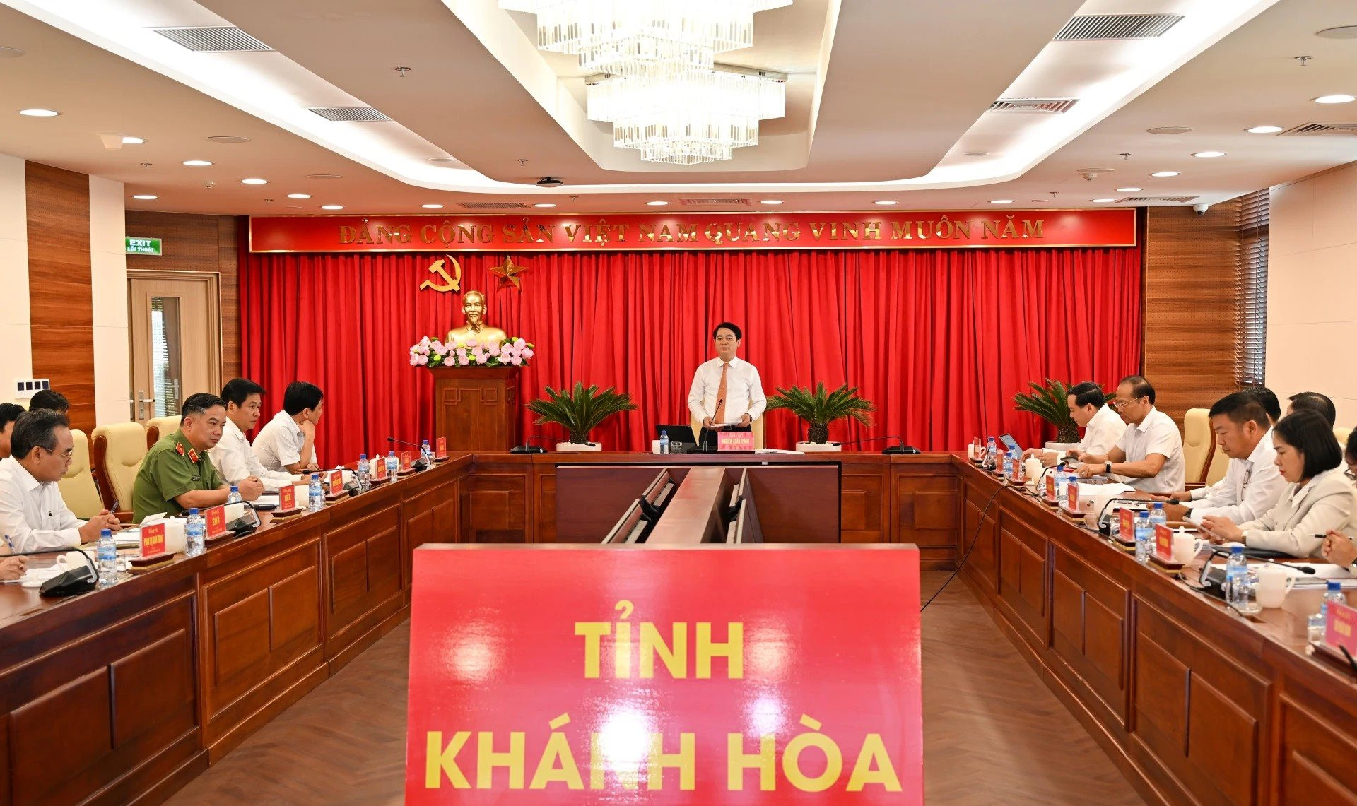 1-quang-canh-cuoc-hop(1).jpg