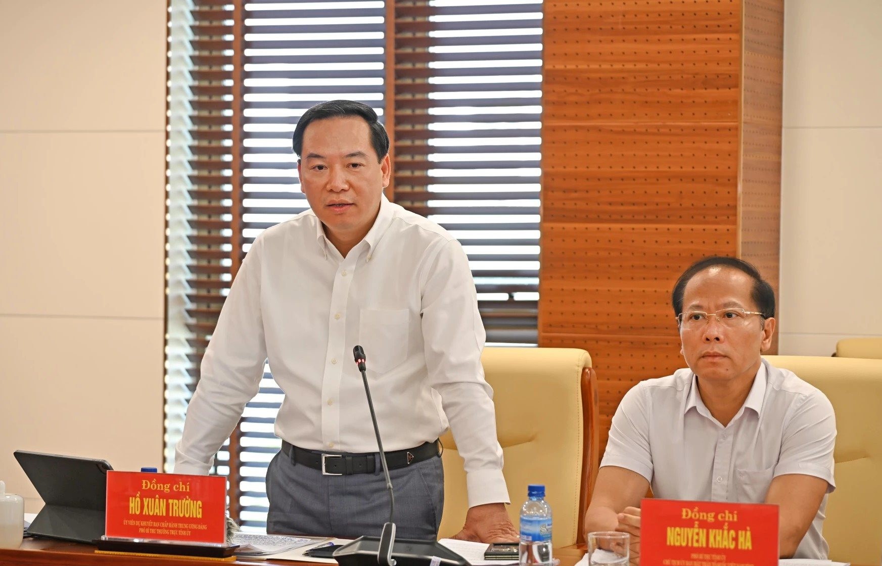 2-pho-bi-thu-thuong-truc-tinh-uy-ho-xuan-truong-phat-bieu-tai-cuoc-hop.jpg